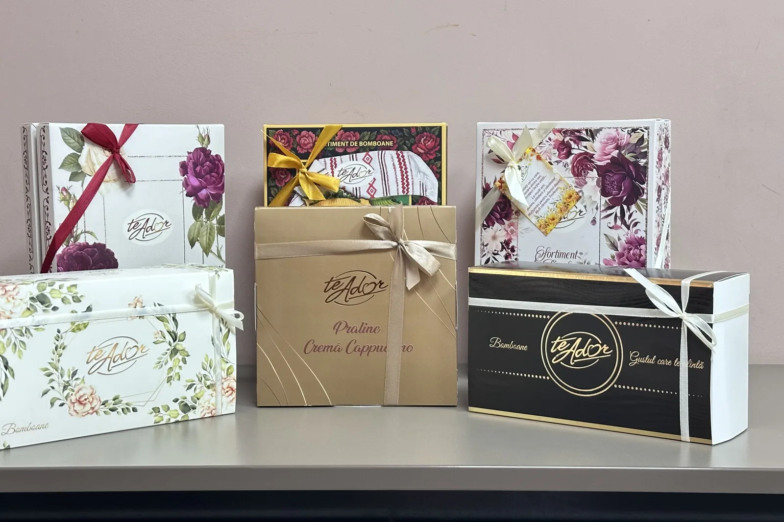 Cutii-cadou TeAdor pregătite pentru livrare: sortiment de bomboane, praline și cutia neagră