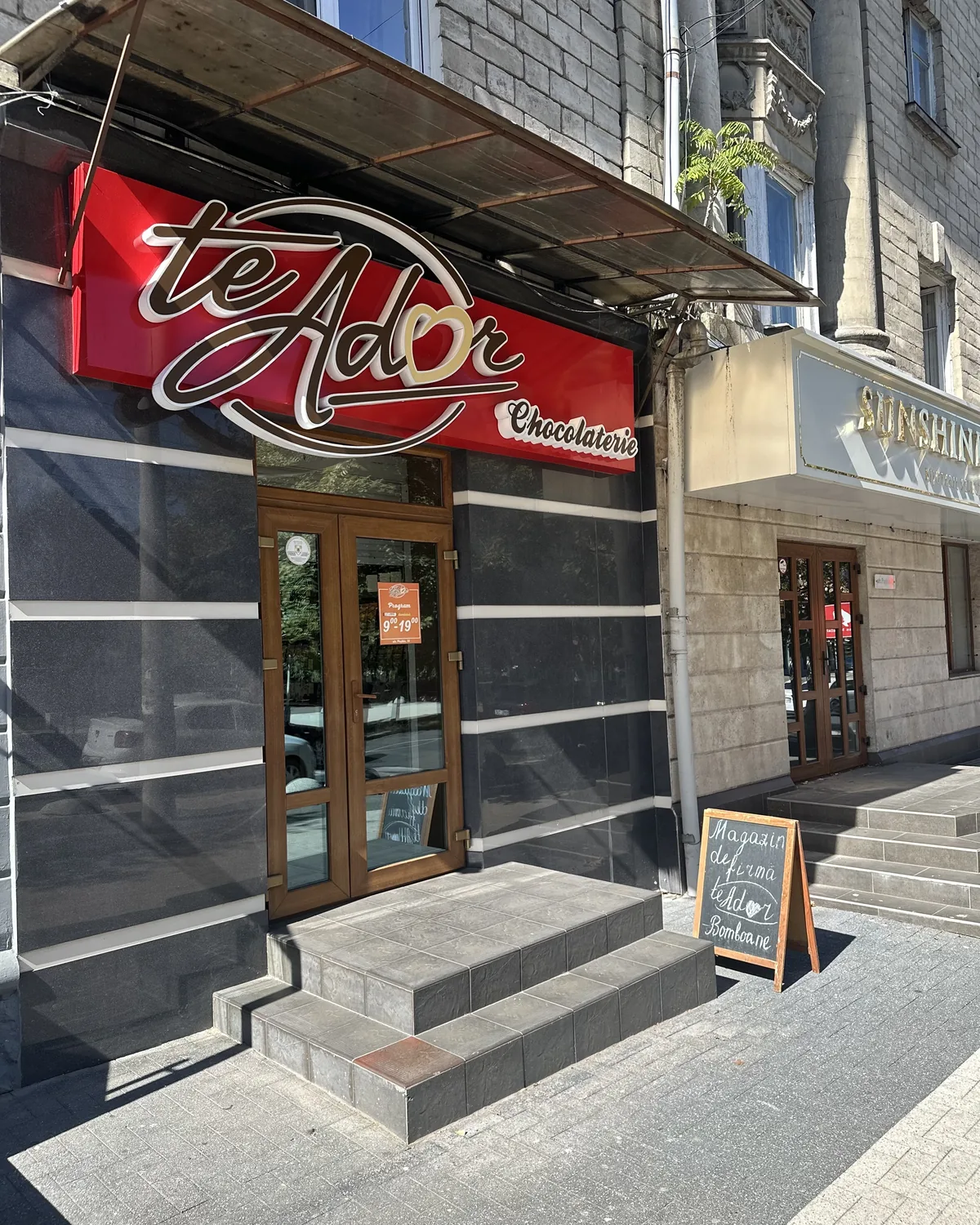 Intrarea în magazinul teAdor Chocolaterie din Chișinău
