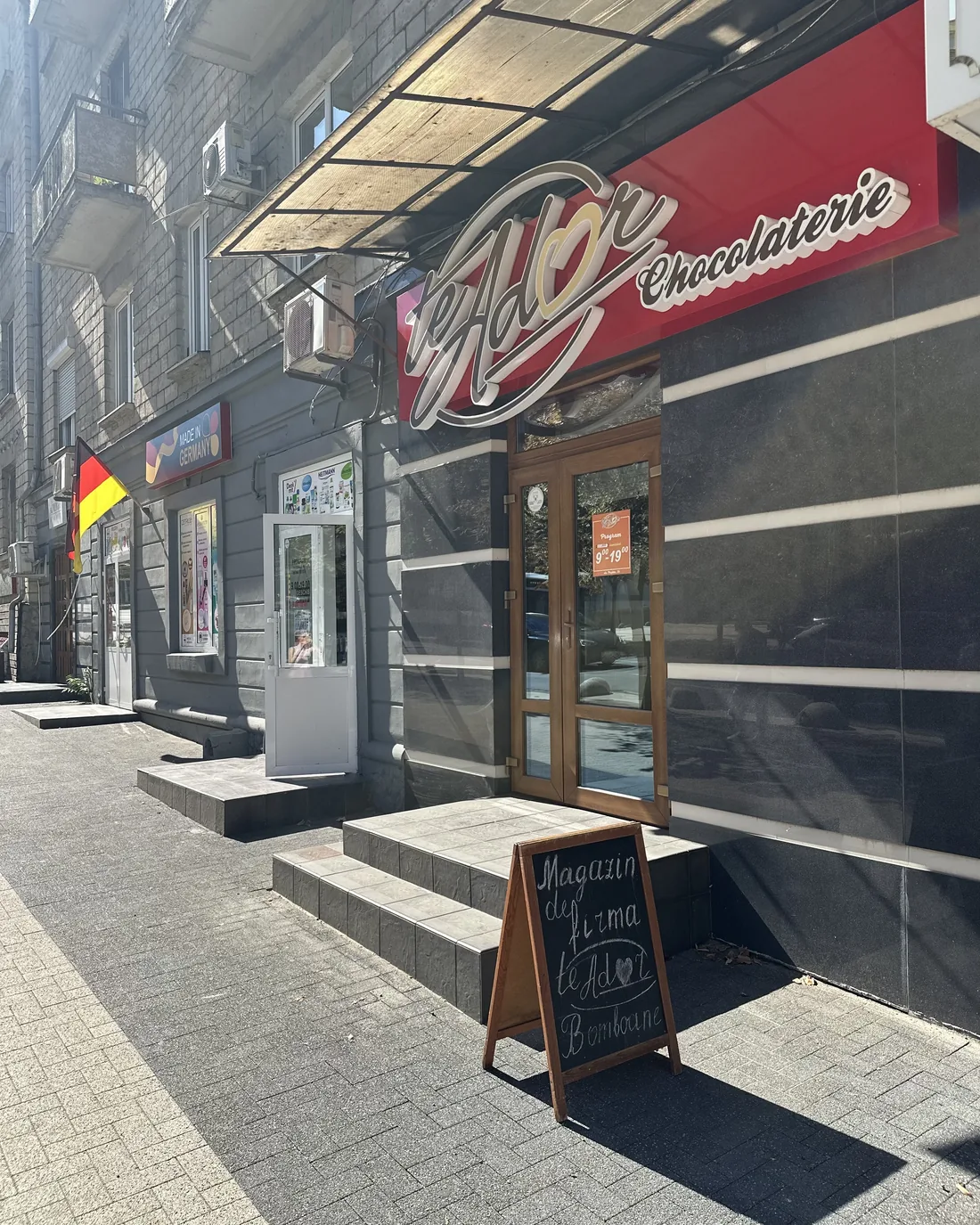 Magazinul teAdor de pe stradă, cu panoul de la intrare